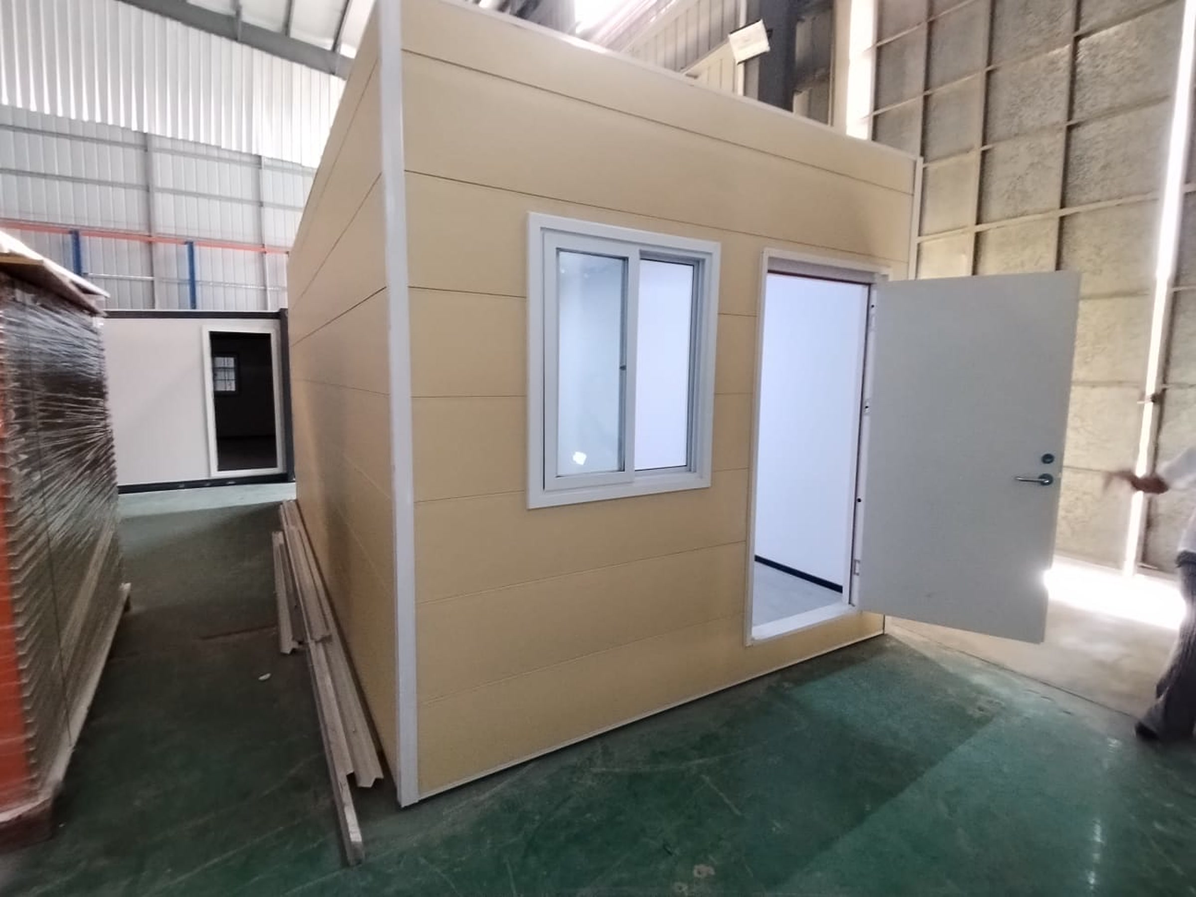 Exterior lateral real de Cuarto Express