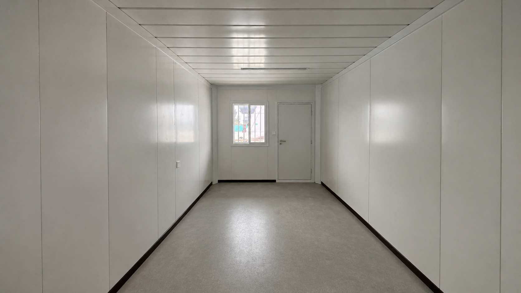 Interior abierto real de Cuarto Express