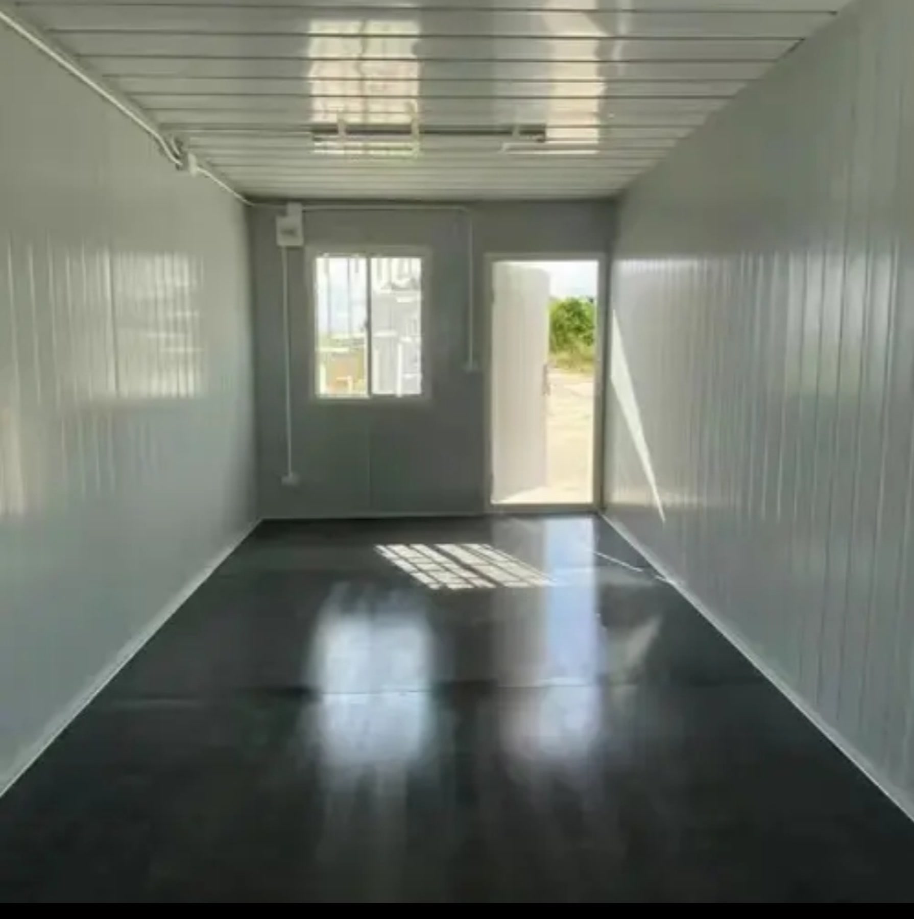 Fotografía real de referencia de un interior abierto de mayor longitud